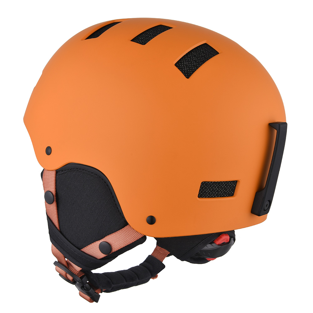 casques de ski sur neige