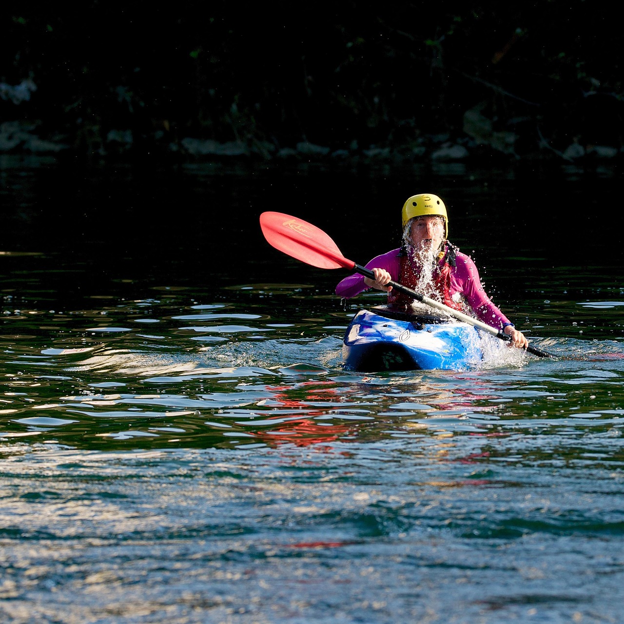 Naviguez avec la confiance avec des casques de kayak premium